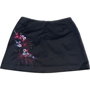 Stretch mini skirt with flower embellishment.